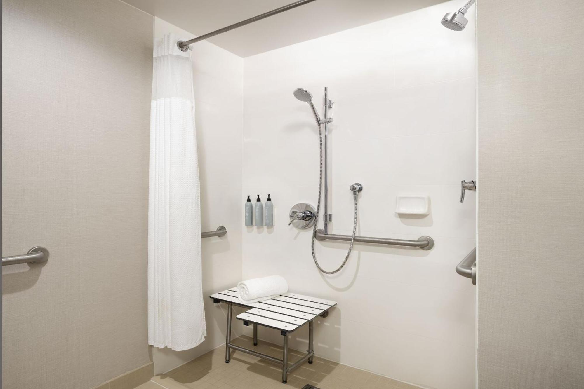 Kamar Sudut King dengan Tempat Tidur Sofa